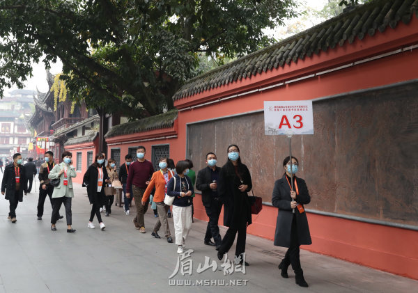 嘉賓游覽三蘇祠景區(qū)。