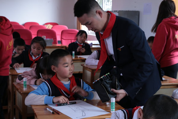 指導(dǎo)孩子們做手工。