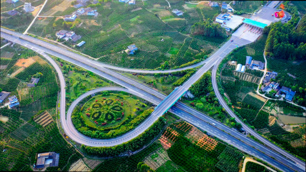 高速公路縱橫交錯。