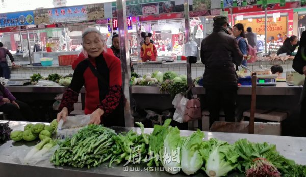在市場里賣菜的老人不懂移動支付，只收現(xiàn)金。