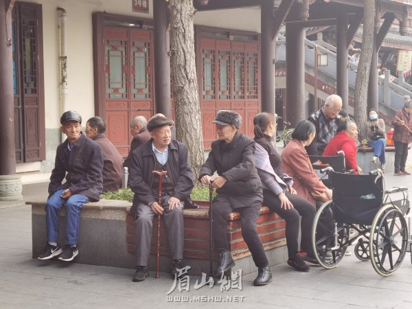 智能時代，老人們需要更多關(guān)愛。