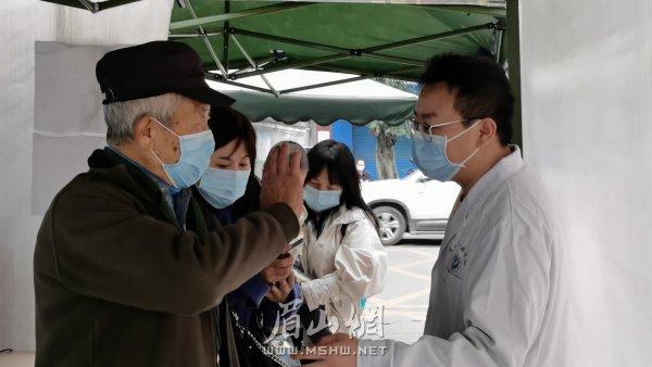 醫(yī)院里，老人向醫(yī)護人員擺手表示沒有健康碼。