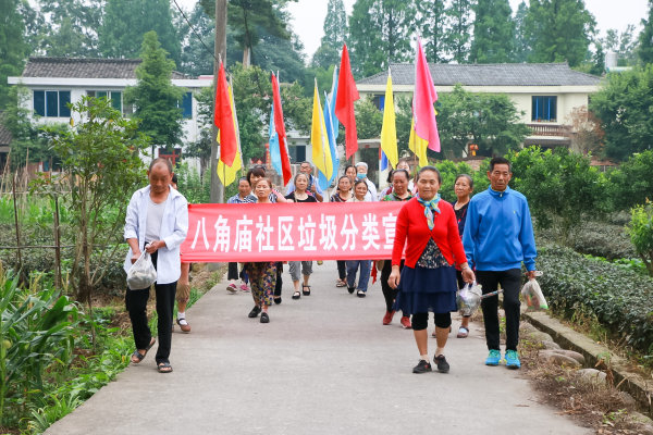 止戈鎮(zhèn)發(fā)動(dòng)社區(qū)積極宣傳垃圾分類。