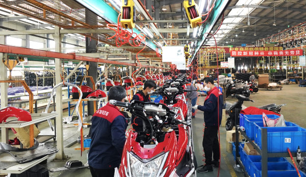 企業(yè)“扶貧車間”生產(chǎn)忙。.jpg