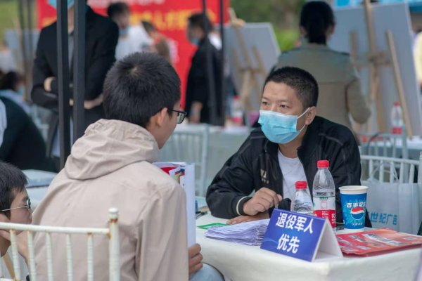 舉辦線下招聘會，搭建就業(yè)平臺。