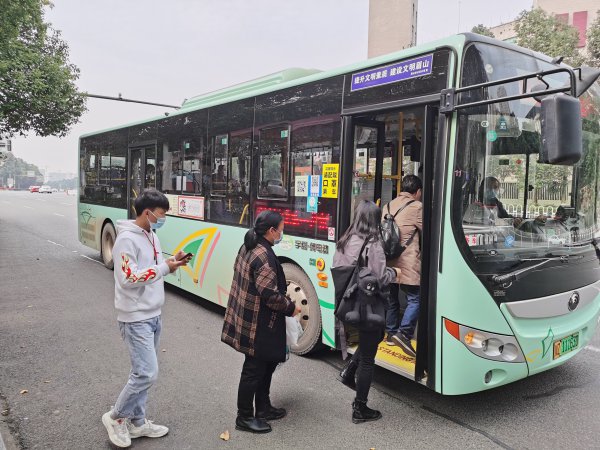 市民乘坐S101線公交車。