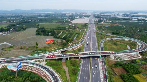 成樂高速公路擴容重要節(jié)點工程彭山新互通已通車。（彭山區(qū)委宣傳部提供）