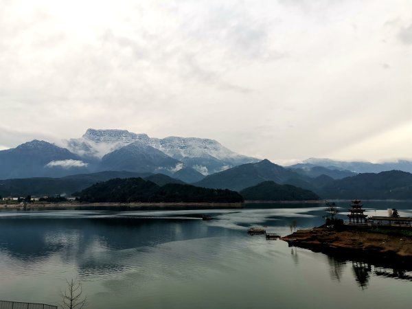 瓦屋山下。