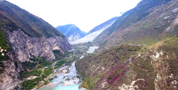圖中山谷處，為原疊溪鎮(zhèn)山體滑坡點。如今，滑坡點附近村民已經(jīng)遷至新磨新村。