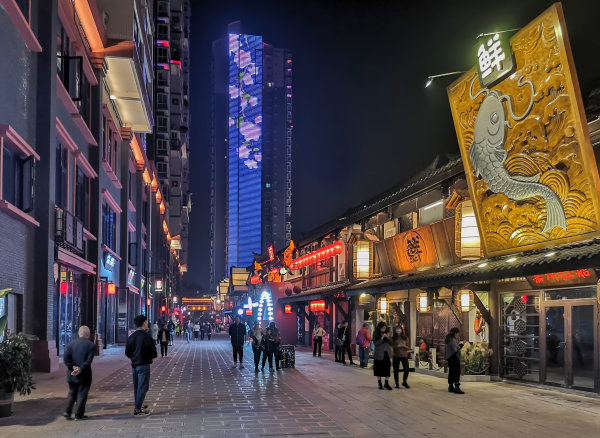 今年9月，樂山“上中順特色街區(qū)”開街，夜經(jīng)濟(jì)、美食經(jīng)濟(jì)增添了新的興奮點(diǎn)。