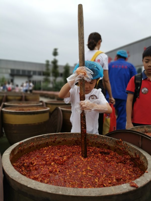 研學(xué)活動(dòng)中，孩子們體驗(yàn)豆瓣的制作過程。 （資料圖片）