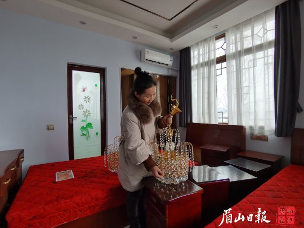 楊琴正在整理新購買的燈具。