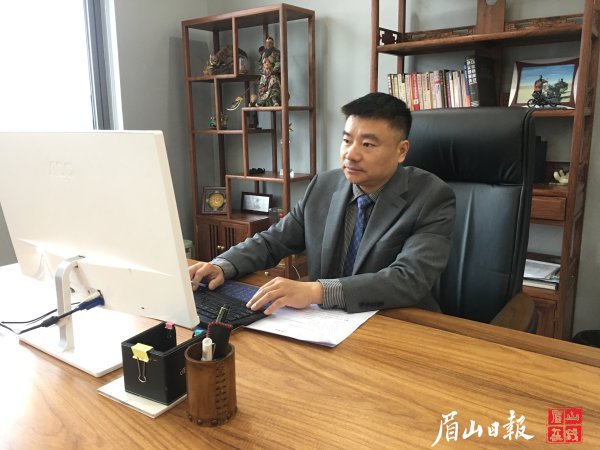 姜凌云在撰寫提案。