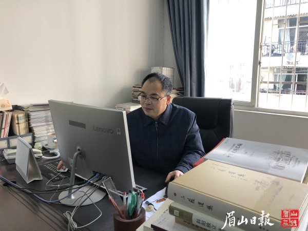 劉清泉在研究東坡文化。