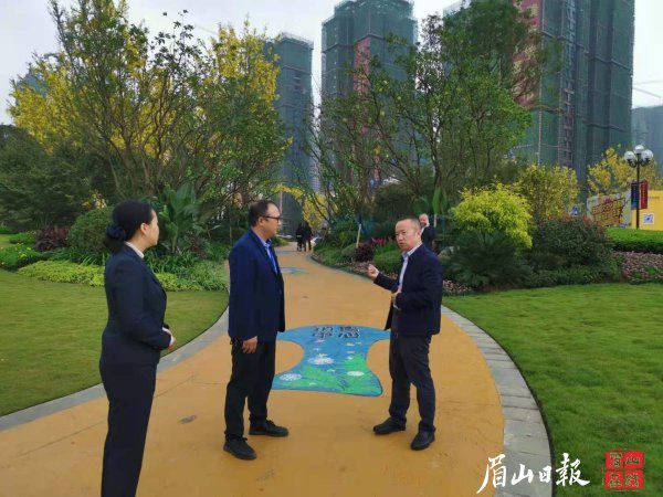 王永洪（右一）到新建小區(qū)了解無線網絡覆蓋和有線網絡資源入戶情況。