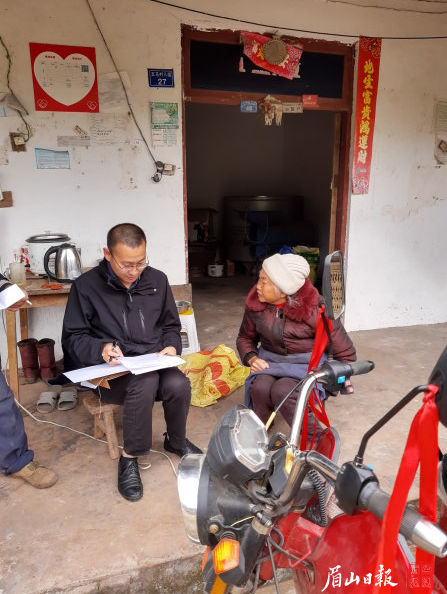 許鳴（左）到農戶家中了解生產情況。