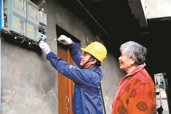 盛恩利在居民家中檢修。.jpg