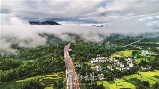 洪山雅水，鐘靈俊秀。張銳紅 攝.jpg