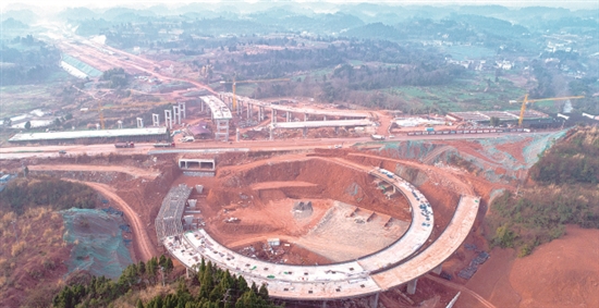 目前，資陽臨空經(jīng)濟(jì)區(qū)縱四路與成資大道互通立交已完成60%工程量，計(jì)劃今年10月投用。（圖據(jù)《資陽日?qǐng)?bào)》）