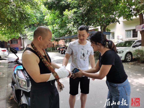 侯軍輝對(duì)謝東（左）父子鞠躬道謝。