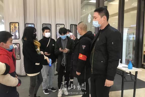 在城區(qū)一商場(chǎng)，市民排隊(duì)測(cè)溫和出示健康碼。