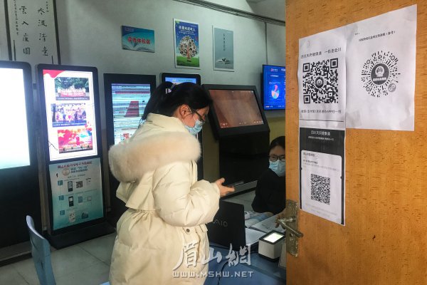 市民在經(jīng)過測(cè)溫、亮碼、登記后，進(jìn)入市圖書館