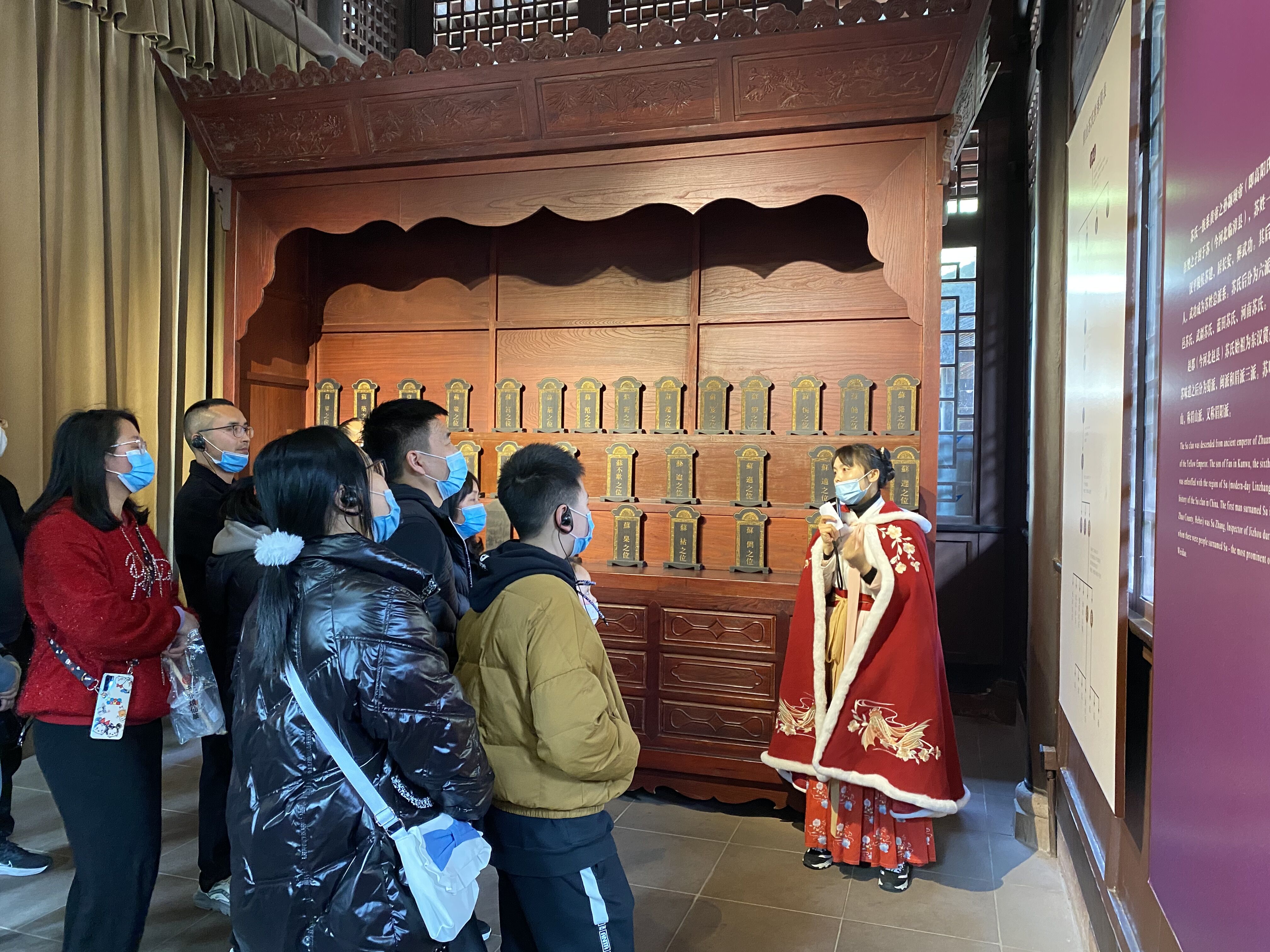 景區(qū)志愿者為游客講解三蘇文化，并宣傳文明旅游。.jpg