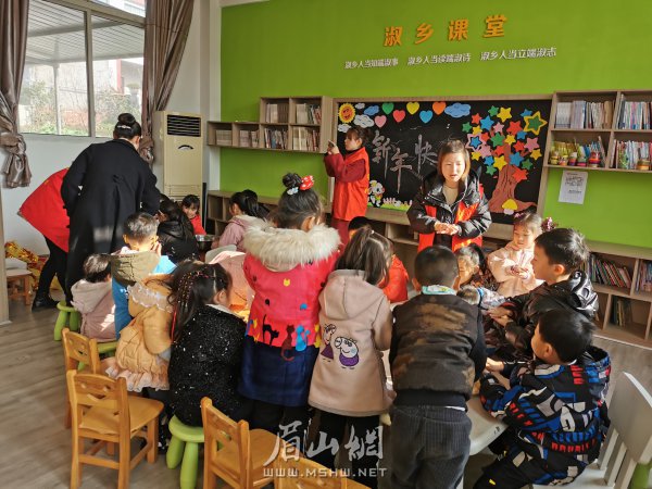 孩子們正在包湯圓。