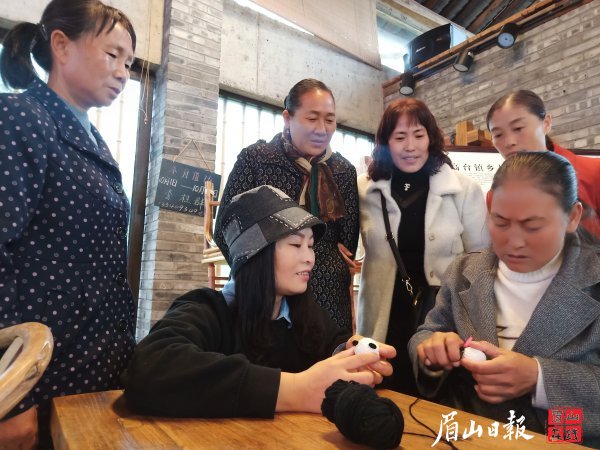  馮燕霞教授村民編織技能。