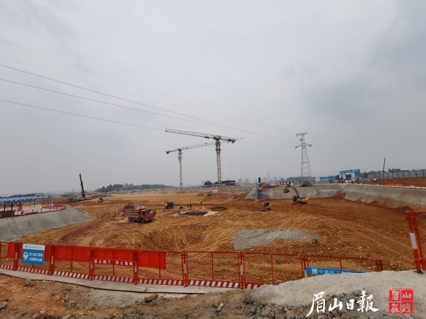 在眉山天府新區(qū)人民醫(yī)院建設(shè)項(xiàng)目上，工人們正快馬加鞭地進(jìn)行基礎(chǔ)施工工作。