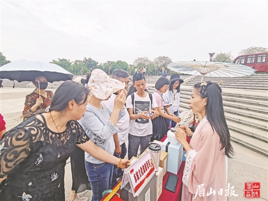 群眾參觀了解眉山特色文旅產(chǎn)品。