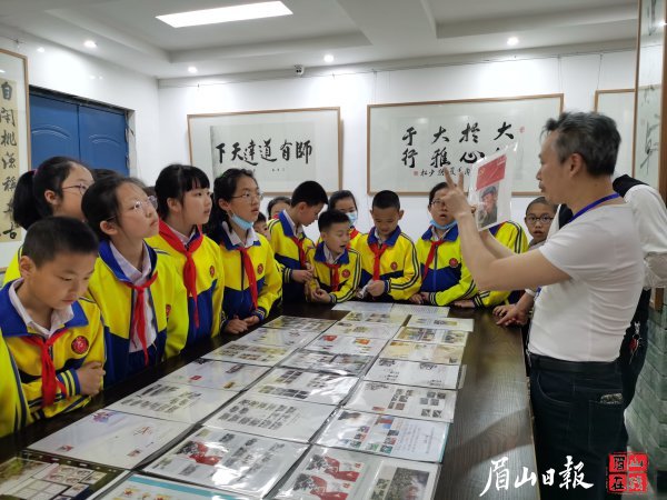  志愿講解員為學生們講述紅色藏品背后的故事