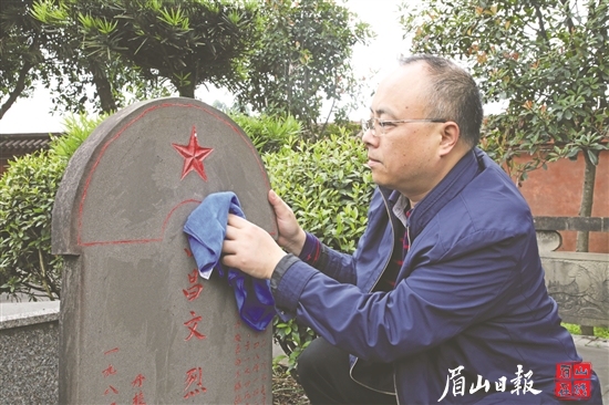 劉杰正在擦拭烈士墓碑。