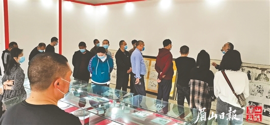黨員干部們?cè)陉惲惺覅⒂^學(xué)習(xí)。