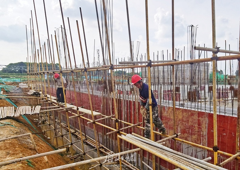 工人正在搭建事故池。.jpg