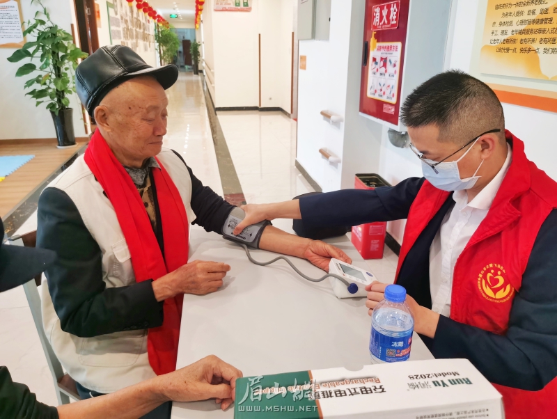 志愿者為老人量血壓。.jpg