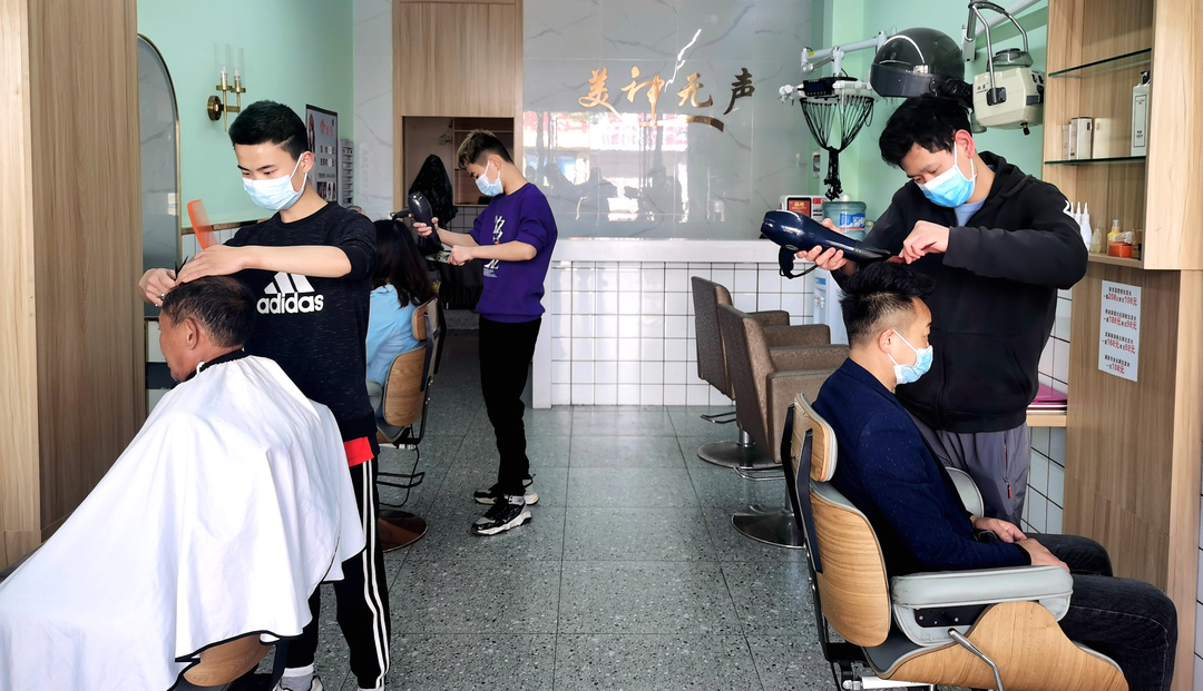聾啞學(xué)生在理發(fā)店內(nèi)工作。.jpg