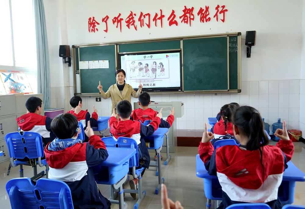 學(xué)生們正在學(xué)校里認(rèn)真上課。.jpg