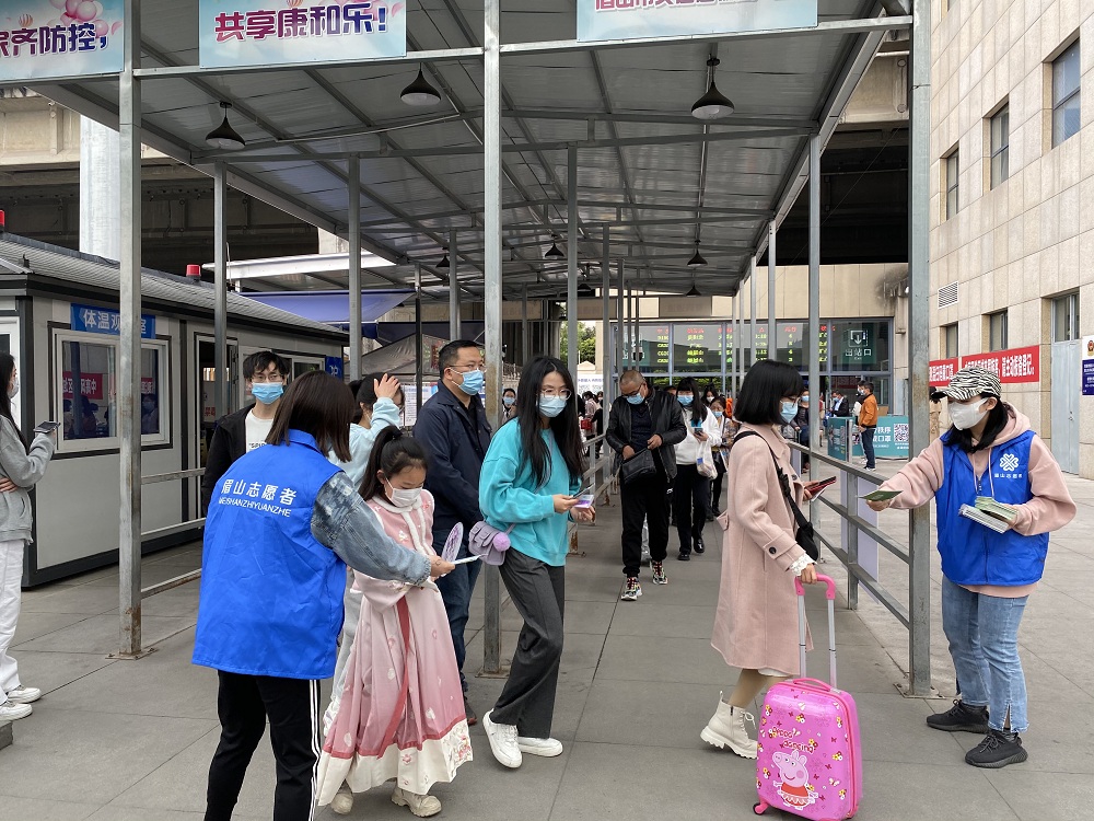 眉山東站出站口，市民佩戴口罩，文明出行。.jpg
