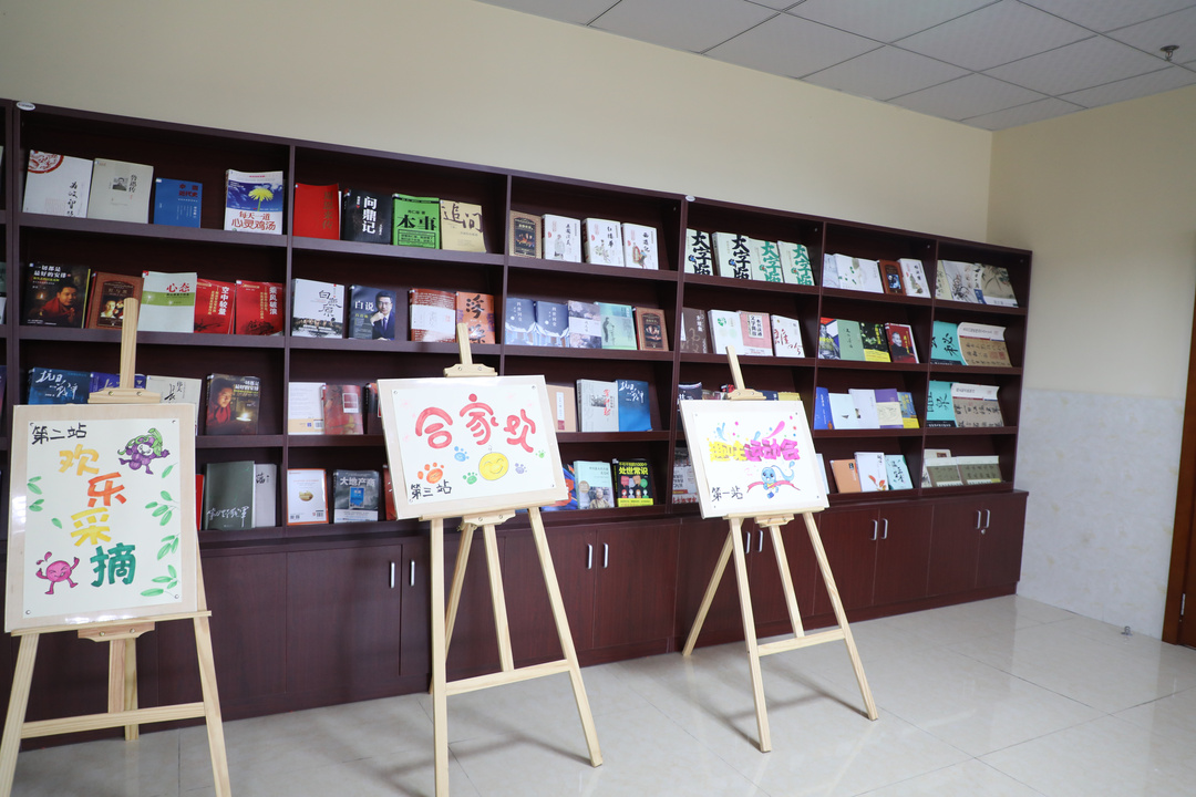 龔村養(yǎng)護中心書畫閱覽室。.JPG