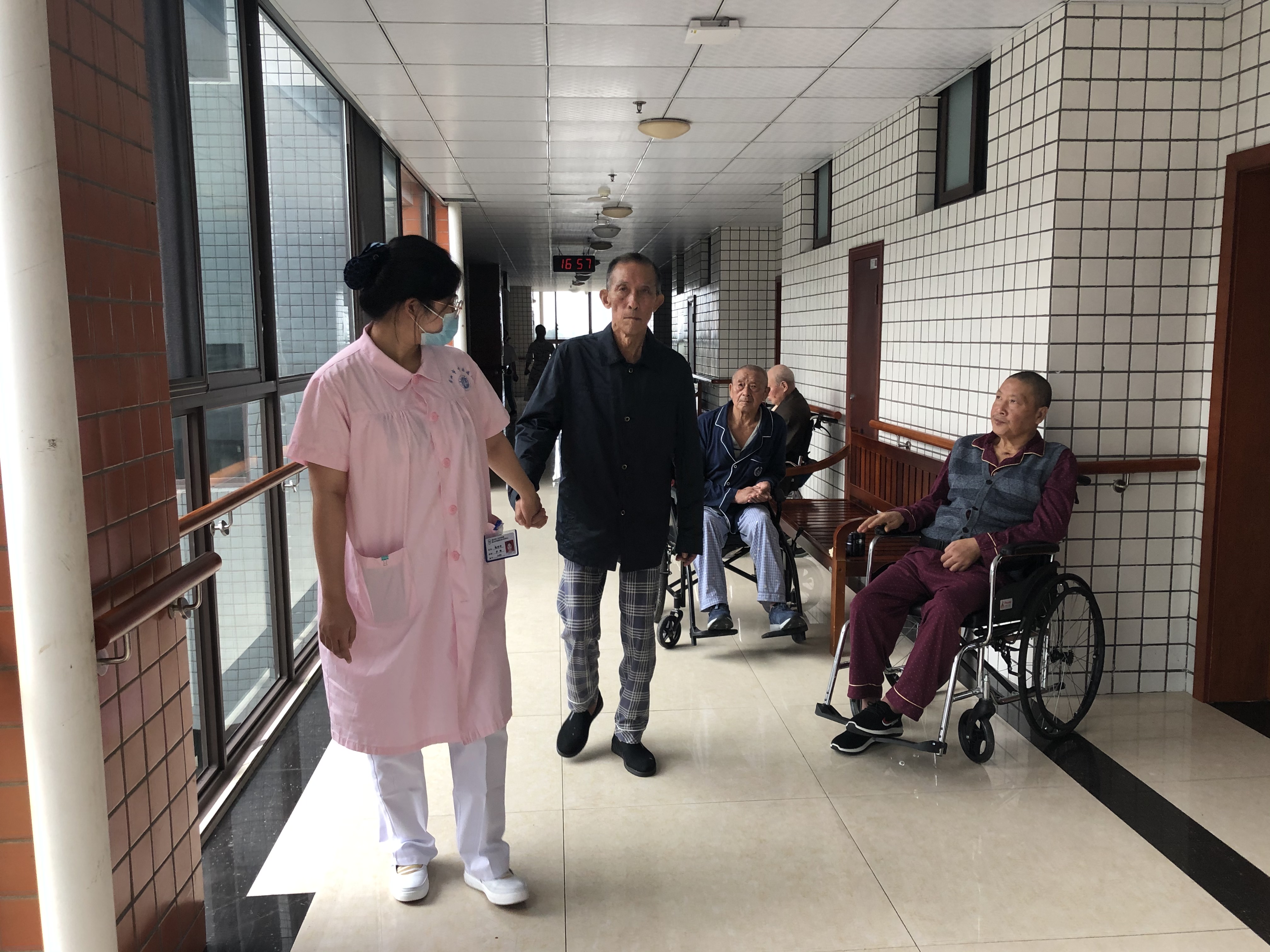 在龔村養(yǎng)護中心，失能半失能老人有專業(yè)醫(yī)護人員照料.JPG