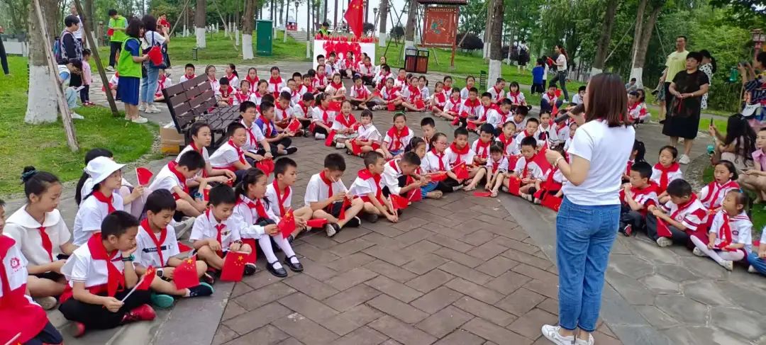 紅領(lǐng)巾志愿者宣講文明家庭典型榜樣，培育家風(fēng)建設(shè).jpg
