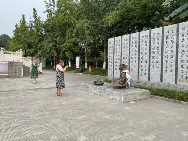 7月17日晚7時24分，一名小孩隨意攀爬雕塑。