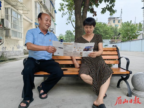  紅色樓棟長向小區(qū)住戶宣傳相關(guān)政策法規(guī)。