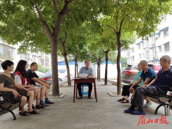  紅色樓棟長召集居民座談，共商小區(qū)發(fā)展計劃。