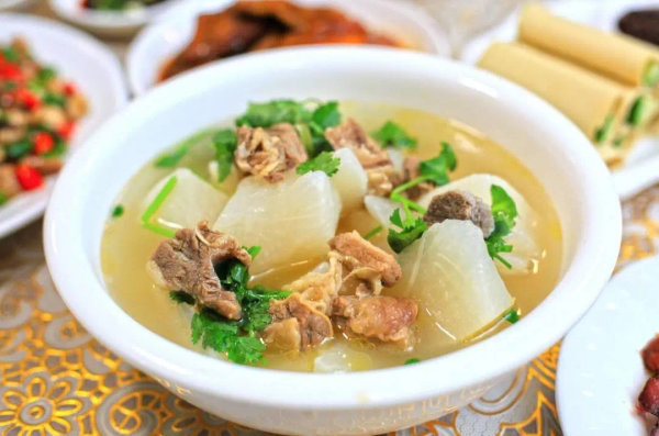 羊肉湯。（圖片據(jù)網(wǎng)絡(luò)）