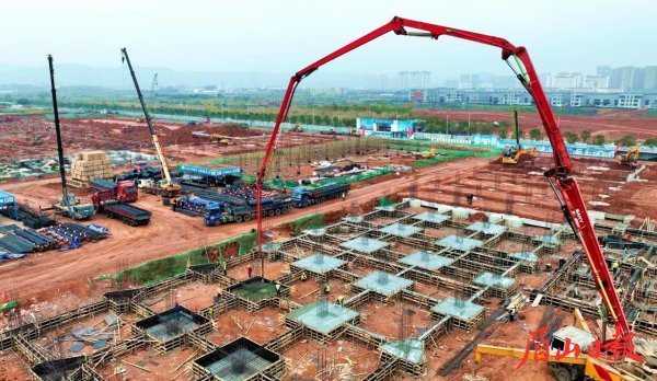 四川協(xié)鑫鋰電科技年產(chǎn)36萬(wàn)噸磷酸鐵鋰正極材料項(xiàng)目一期建設(shè)現(xiàn)場(chǎng)一片忙碌。