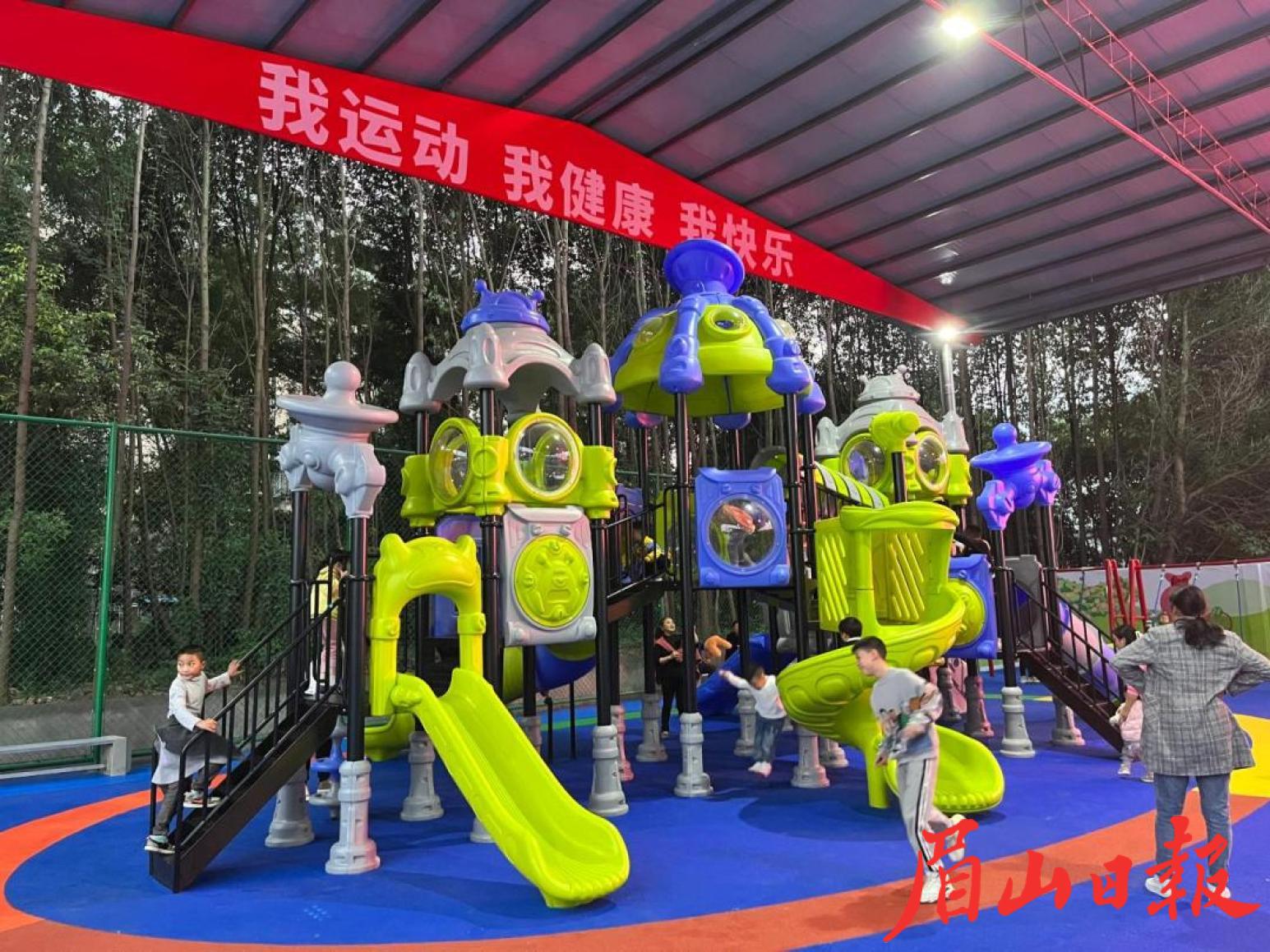 全民健身運動場內(nèi)，室內(nèi)兒童游樂設(shè)施成為孩子們的最愛。
