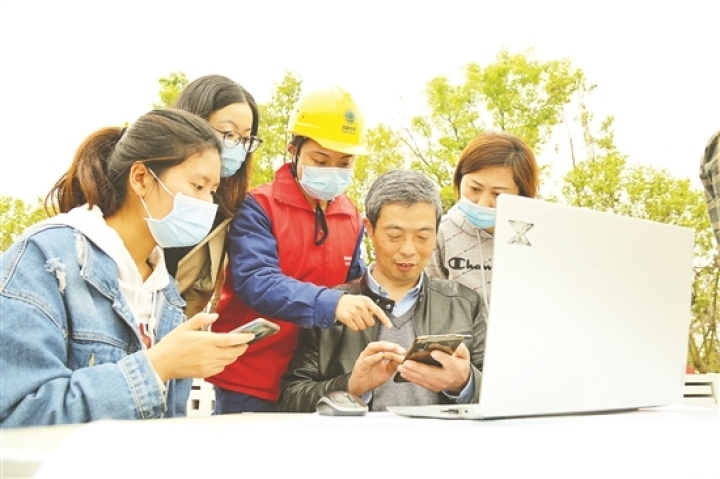 “黨建+志愿服務”進園區(qū)，宣傳安全用電。