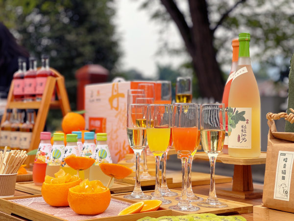  丹棱果酒正成年輕人喜愛的新銳消費(fèi)品。